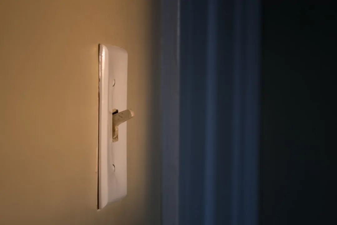 refrigerator-door-microswitch-repair-symptoms-causes-and-solutions